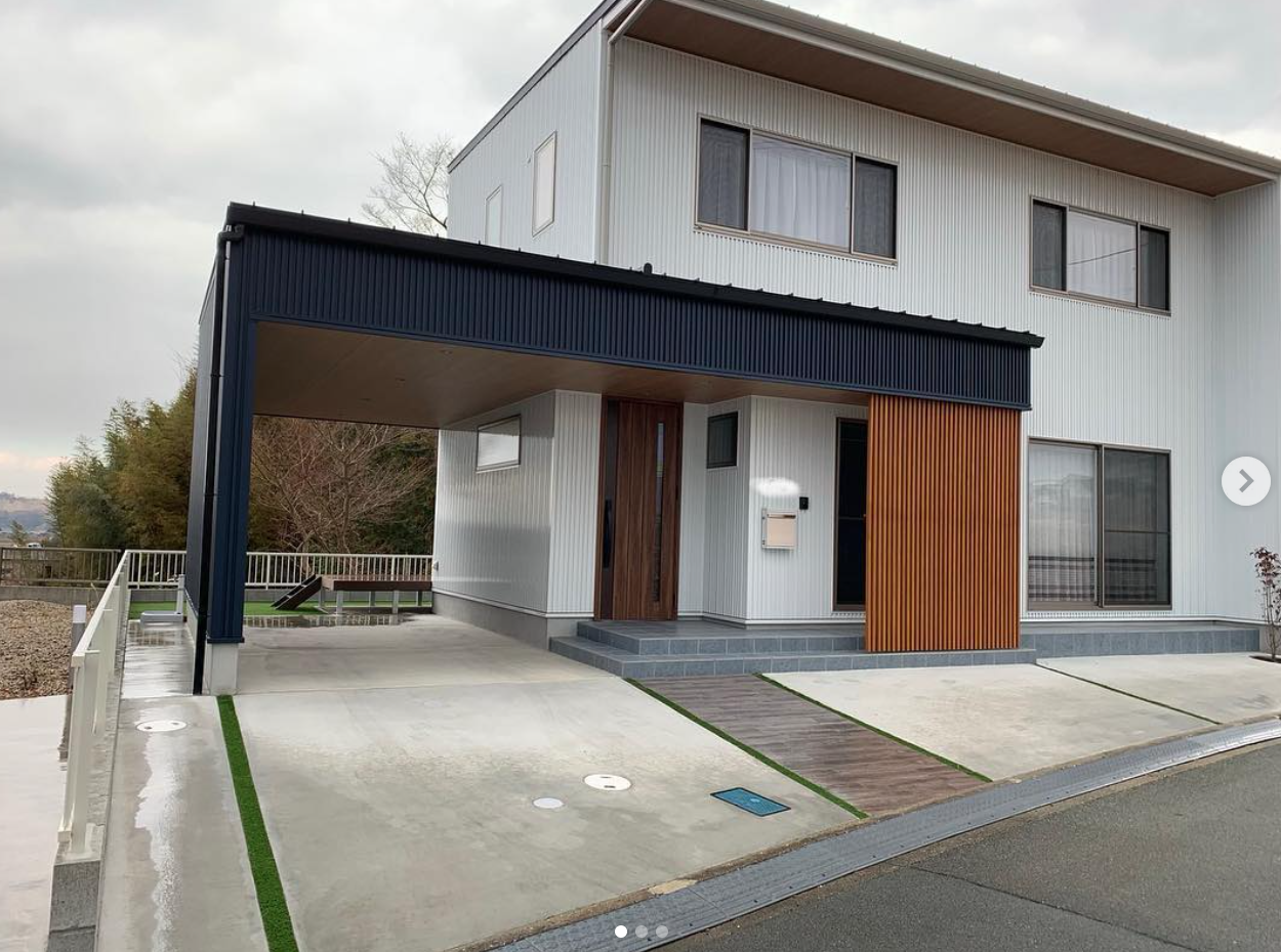 白と黒の外観に木格子を合わせた住宅外構の施工実績